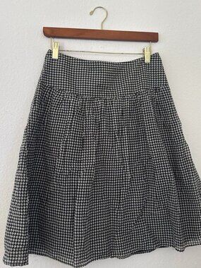 Vintage Banana Republic black & white houndstooth midi skirt with pockets.